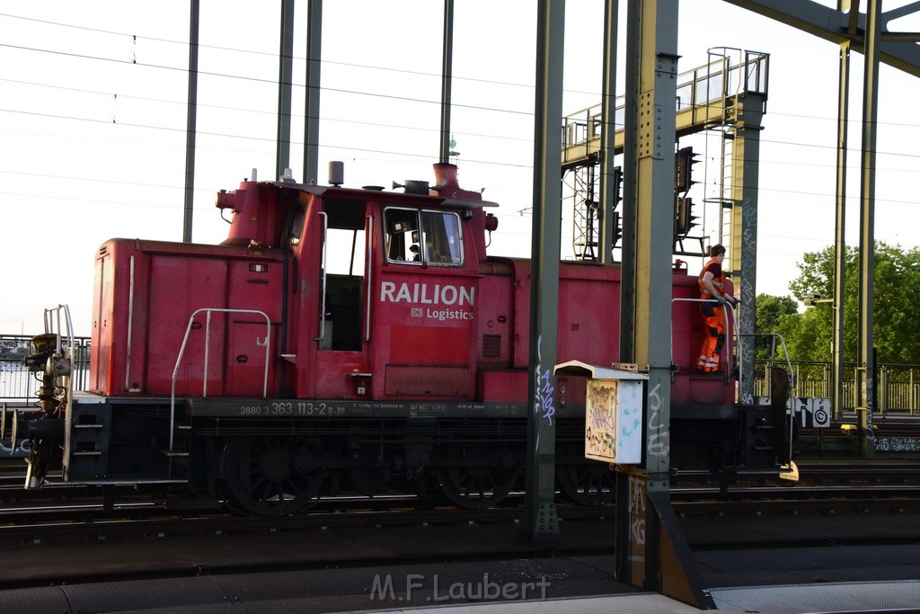 Zug 1 Koeln Deutz Hohenzollernbruecke Rich Rechtsrheinisch P38.JPG - Miklos Laubert